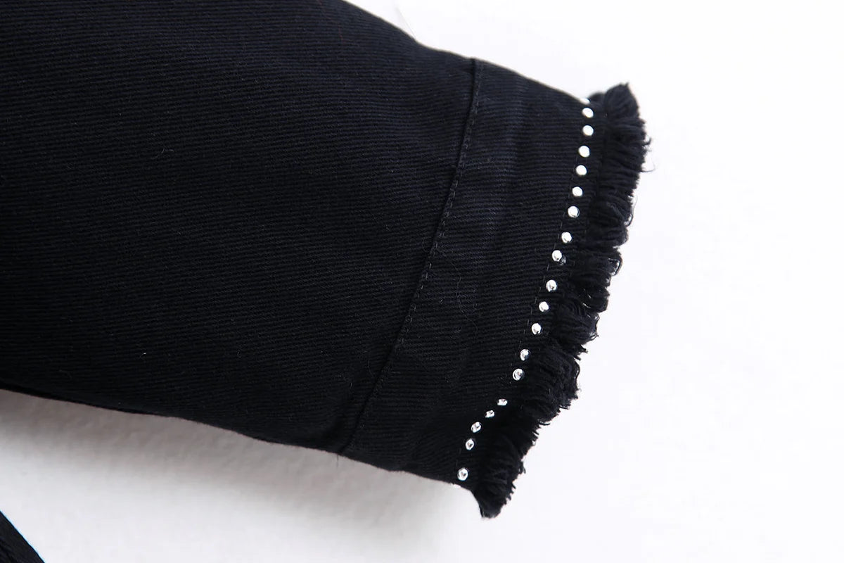 Chaqueta vaquera con borlas y abalorios