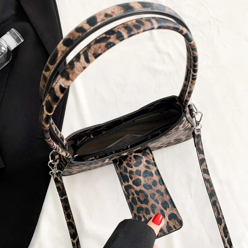 Bolso de mano al estilo francés
