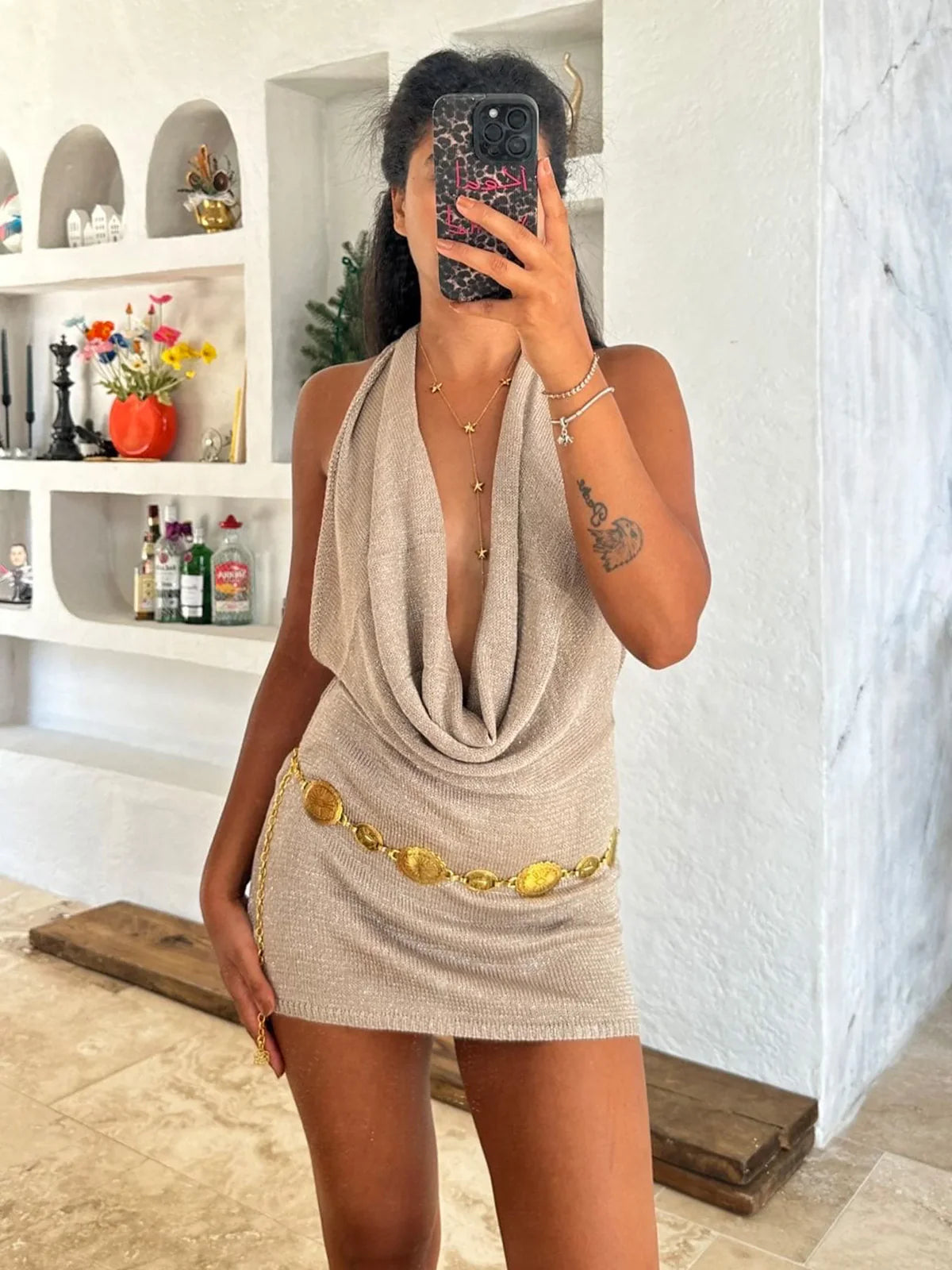 Minivestido de mujer con escote en V profundo y espalda descubierta